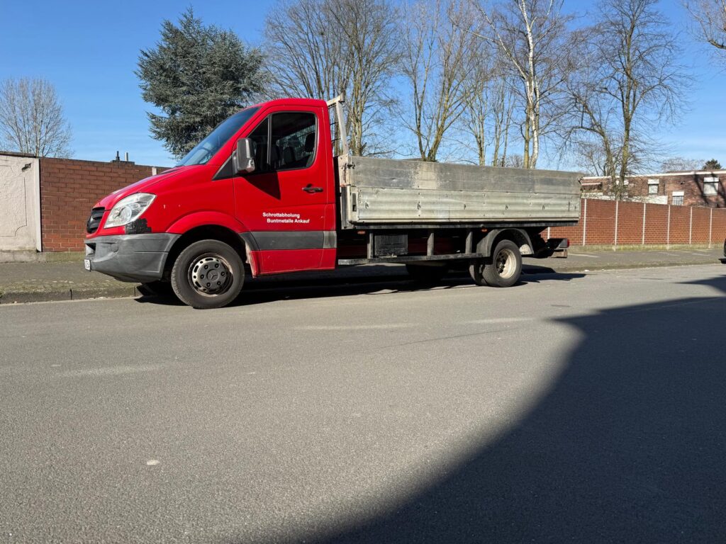 Schrottabholung Dortmund bietet Ihnen eine schnelle, zuverlässige und umweltfreundliche Lösung, um Altmetall, Elektroschrott oder Kfz-Teile fachgerecht zu entsorgen. Kontaktieren Sie uns noch heute unter 📞01522-422-4277, und wir kümmern uns um den Rest!