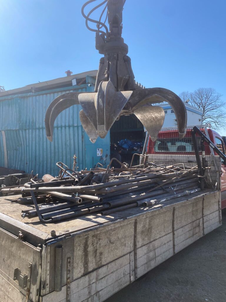 Schrottabholung Dortmund bietet Ihnen eine schnelle, zuverlässige und umweltfreundliche Lösung, um Altmetall, Elektroschrott oder Kfz-Teile fachgerecht zu entsorgen. Kontaktieren Sie uns noch heute unter 📞01522-422-4277, und wir kümmern uns um den Rest!